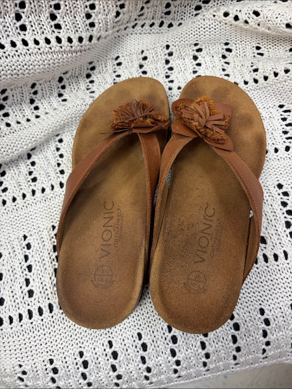 Vionic Tan Brown Floral Thong Sandals Size 6